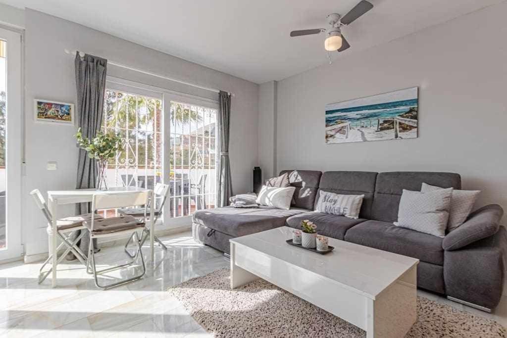 797holidayrentals- En Torremuelle Con Terraza Y Piscina Apartment Benalmadena
